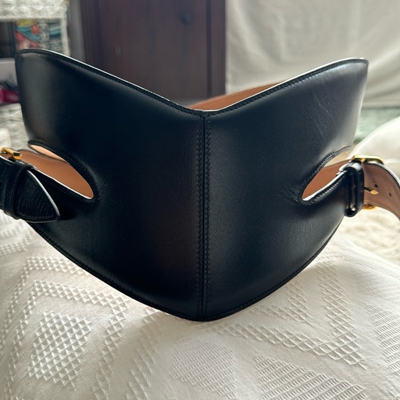 New ALAÏA cutout leather waist belt - Picture 4 of 10